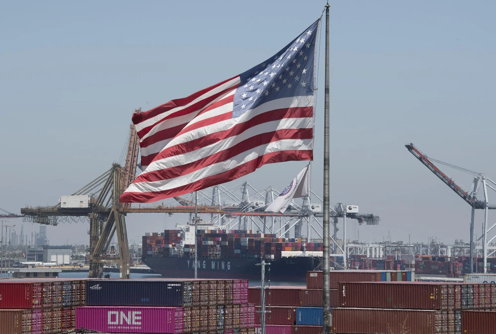 Hàng hóa tại cảng Long Beach, California, Mỹ. (Ảnh: AFP/TTXVN)