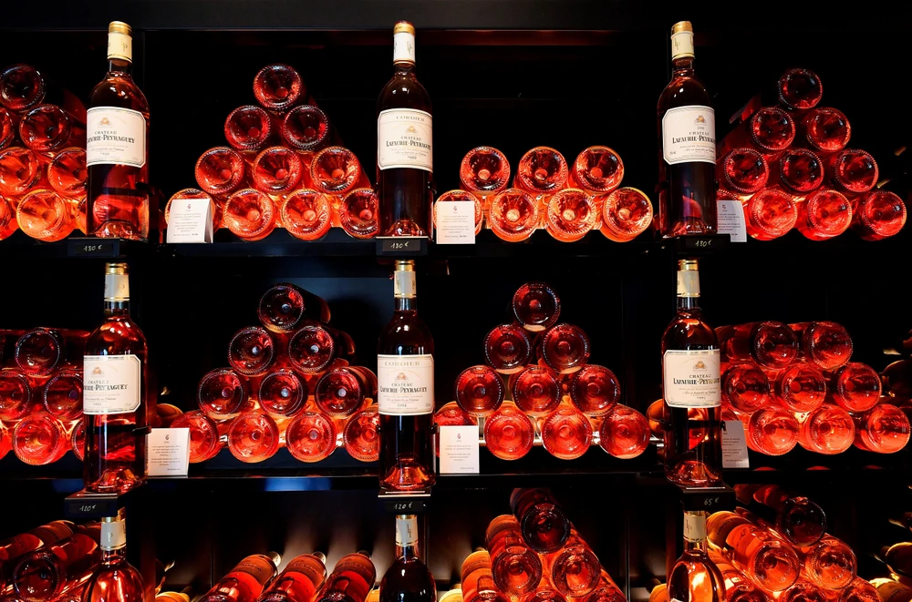 Mỹ sẽ xem xét lại mức thuế với rượu vang Pháp. (Ảnh: AFP/TTXVN)