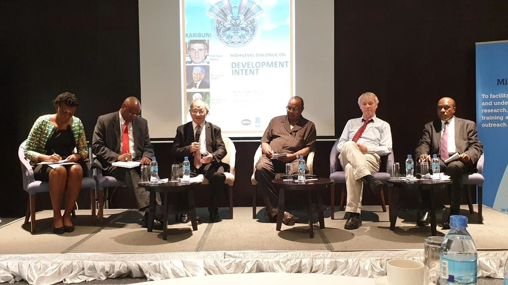 Tiến sỹ Lê Đăng Doanh (thứ 3 từ trái qua phải) phát biểu tại Đối thoại Cấp cao về ý định phát triển, Tanzania năm 2019. (Ảnh: Đình Lượng/TTXVN)