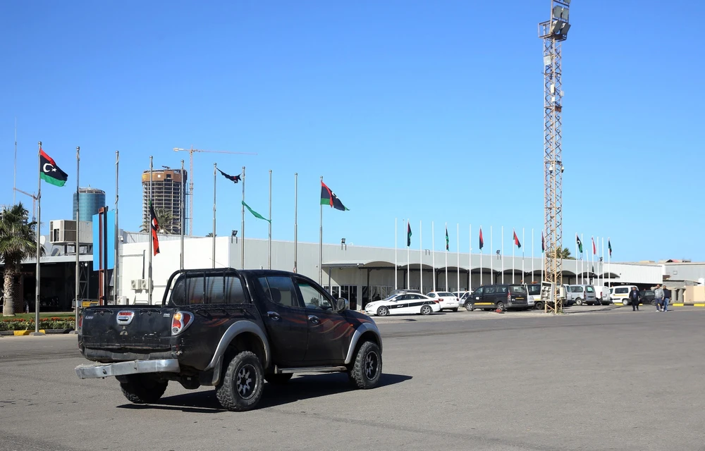 Quang cảnh bên ngoài sân bay Mitiga, ngoại ô Tripoli, Libya. (Ảnh: AFP/TTXVN)