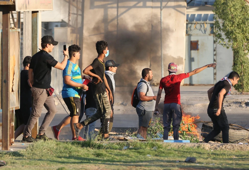 Người biểu tình đốt phá tại thủ đô Baghdad, Iraq ngày 5/10/2019. (Ảnh: THX/TTXVN)