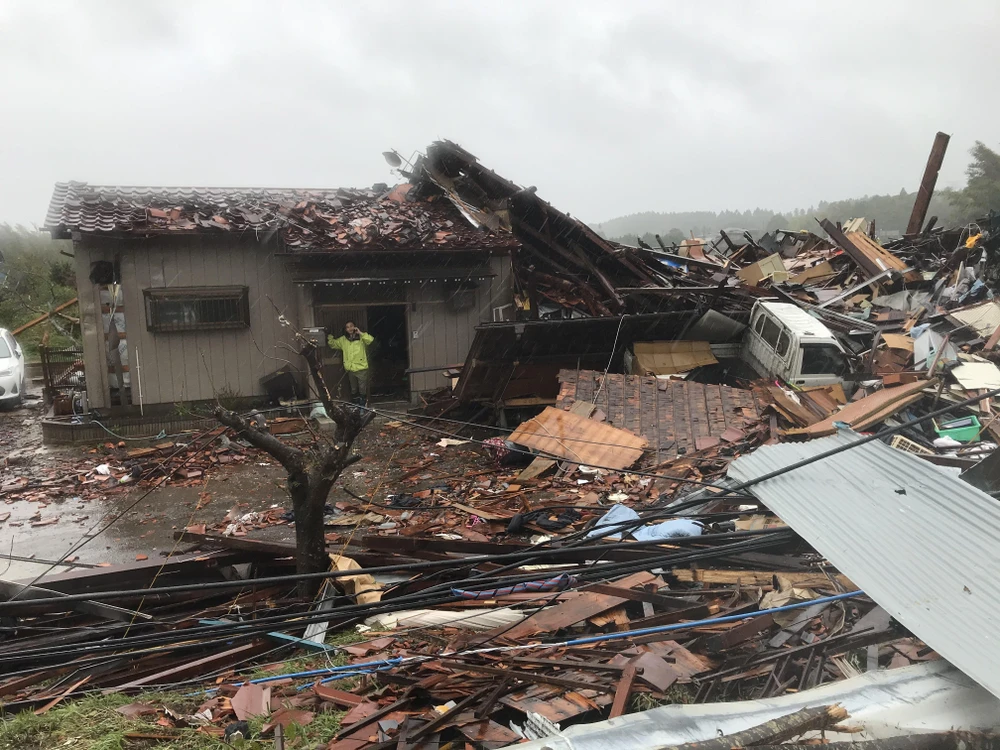 Cảnh tàn phá sau cơn bão Hagibis tại Chiba, Nhật Bản, ngày 12/10. (Ảnh: THX/TTXVN)