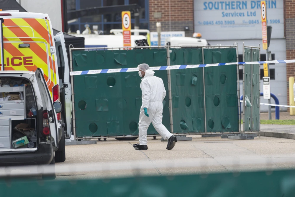 Cảnh sát điều tra tại hiện trường vụ phát hiện 39 thi thể trong xe container ở khu công nghiệp Waterglade, Essex, Anh, ngày 23/10/2019. (Ảnh: THX/TTXVN)