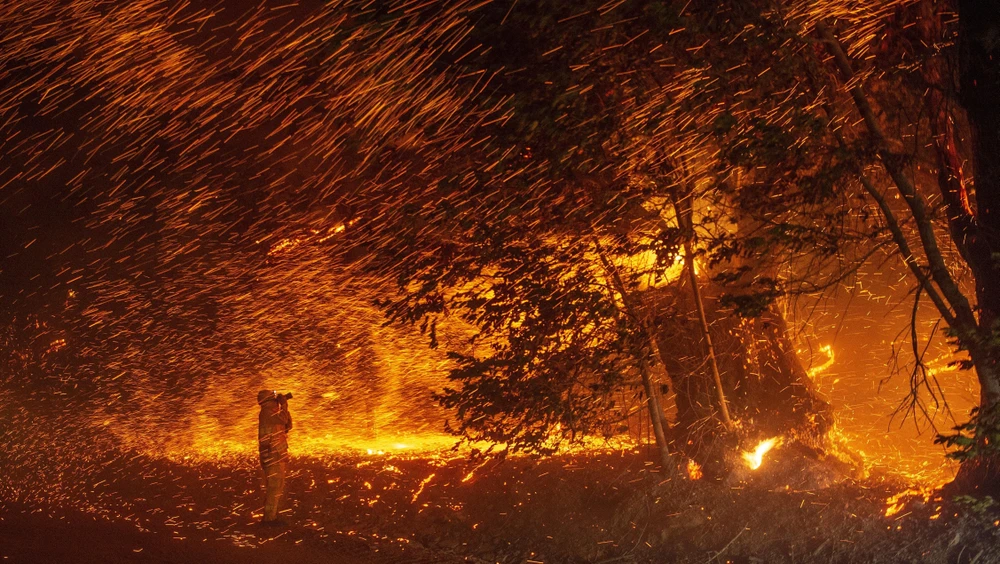 Lửa cháy dữ dội gần Geyserville, bang California (Mỹ) ngày 24/10/2019. (Ảnh: AFP/TTXVN)