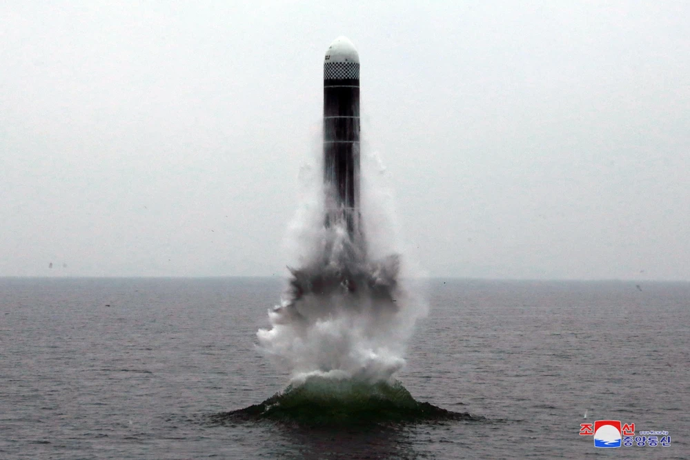 Vụ thử nghiệm tên lửa đạn đạo Pukguksong-3 phóng từ tàu ngầm của Triều Tiên ở ngoài khơi Vịnh Wonsan ngày 3/10/2019. (Ảnh: THX/TTXVN)