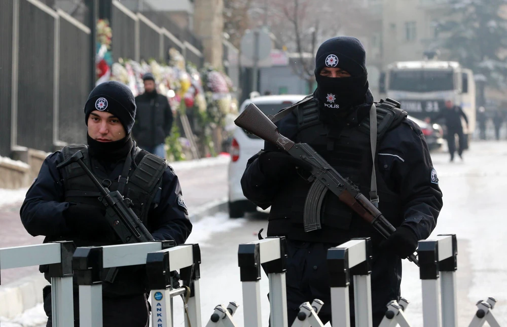 Cảnh sát Thổ Nhĩ Kỳ tăng cường an ninh tại thủ đô Ankara. (Ảnh: AFP/TTXVN)