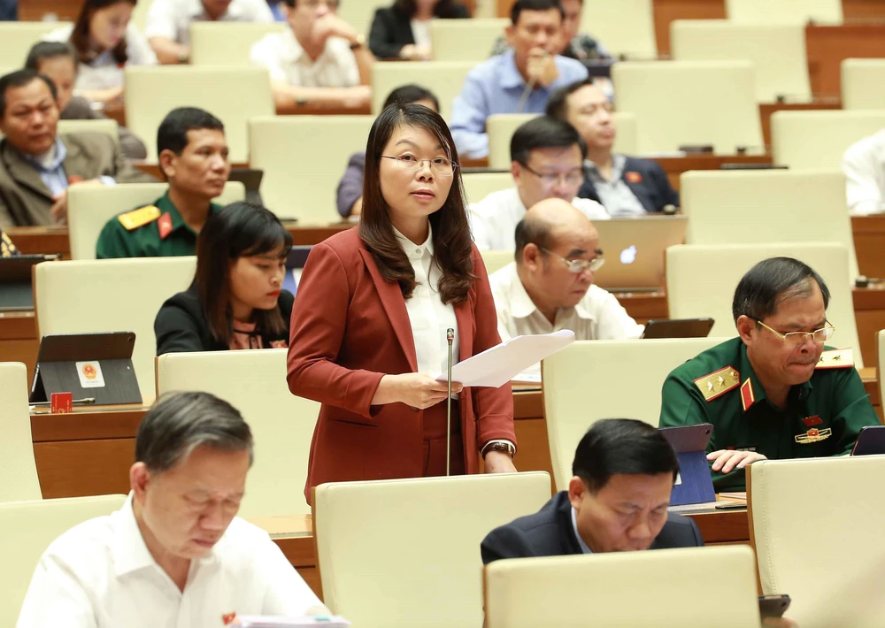 Đại biểu Quốc hội tỉnh Bắc Giang Hà Thị Lan phát biểu ý kiến. (Ảnh: Doãn Tấn/TTXVN)