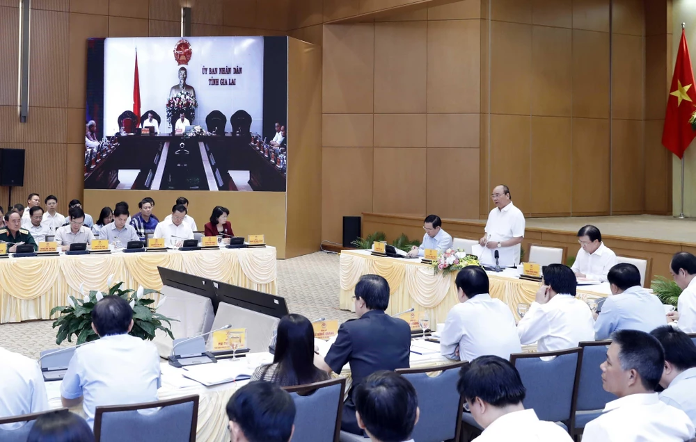 Thủ tướng Nguyễn Xuân Phúc chủ trì Hội nghị trực tuyến toàn quốc về thúc đẩy phân bổ và giải ngân vốn đầu tư công năm 2019. (Ảnh: Thống Nhất/TTXVN)