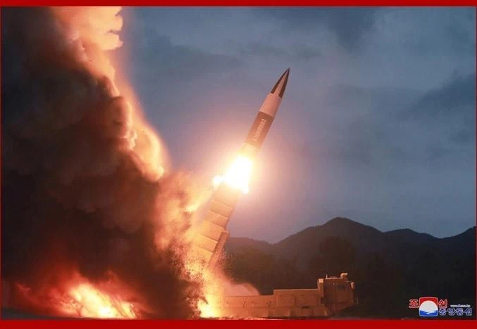 Một vụ thử tên lửa của Triều Tiên tại bờ biển phía Đông nước này ngày 10/8/2019. (Ảnh: Yonhap/TTXVN)