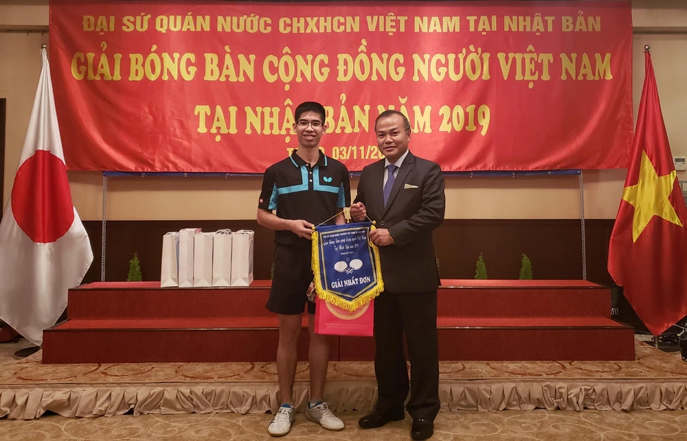 Đại sứ Việt Nam tại Nhật Bản Vũ Hồng Nam trao giải cho vận động viên vô địch nội dung đơn nam. (Ảnh: Thanh Tùng/TTXVN)