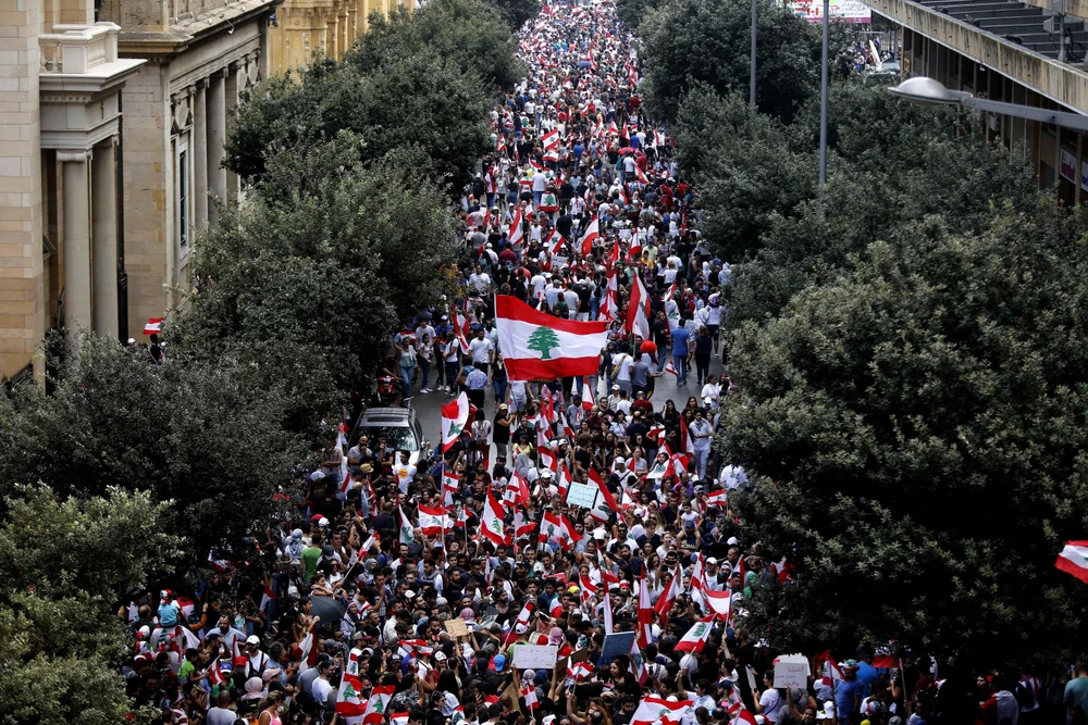 Biểu tình quy mô lớn phản đối tình trạng kinh tế khó khăn tại thủ đô Beirut, Liban ngày 20/10/2019. (Ảnh: THX/TTXVN)