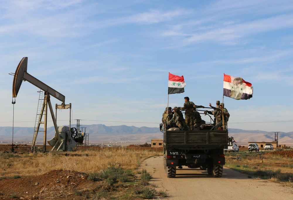 Quân đội Syria được triển khai tại khu vực tập trung nhiều mỏ dầu ở tỉnh Hasakah, Đông Bắc Syria ngày 5/11/2019. (Ảnh: THX/TTXVN)