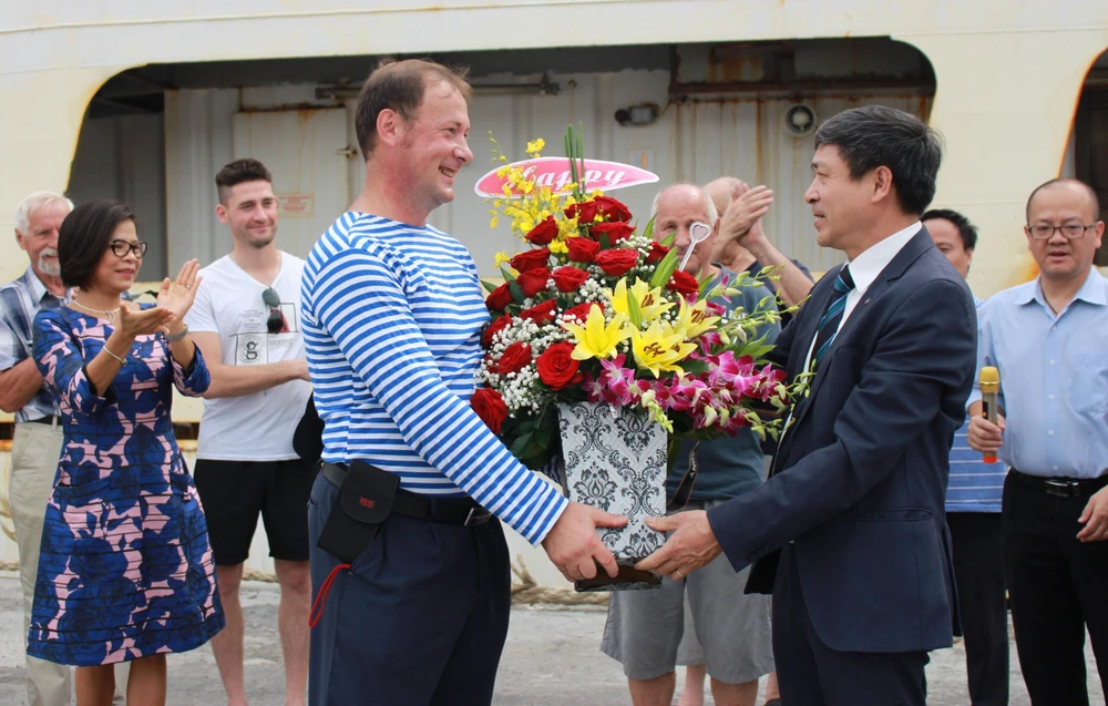 Phó giáo sư-tiến sỹ Ninh Khắc Bản, Trưởng ban hợp tác quốc tế, Viện Hàn lâm Khoa học và Công nghệ Việt Nam tặng hoa gặp mặt cho đại diện các nhà khoa học Nga. (Ảnh: Phan Sáu/TTXVN)