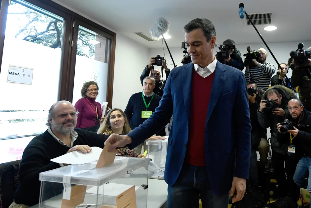 Quyền Thủ tướng Pedro Sanchez bỏ phiếu tại một địa điểm bầu cử ở Pozuelo de Alarcon, ngày 10/11/2019. (Ảnh: AFP/TTXVN)