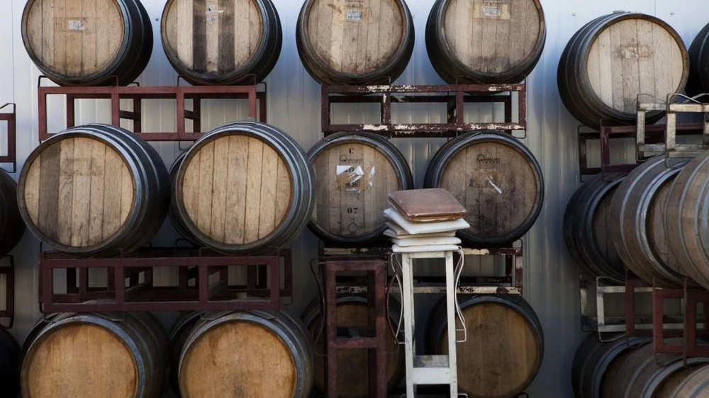 Những thùng rượu vang tại một nhà máy rượu của Israel ở khu định cư Psagot ở Bờ Tây. (Nguồn: AP)