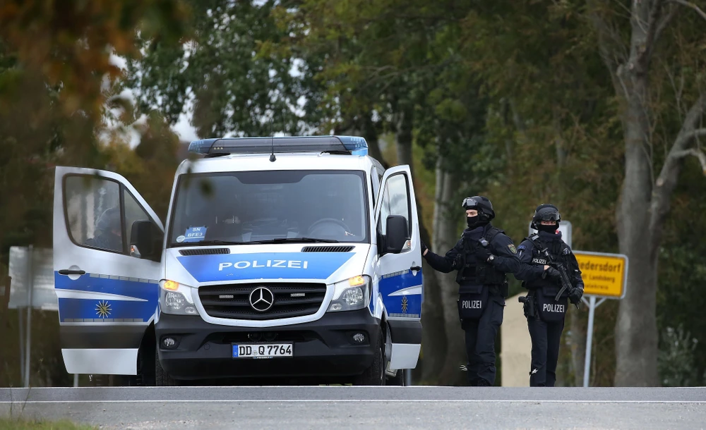 Cảnh sát gác tại khu vực Halle, Đức, ngày 9/10/2019. (Ảnh: AFP/TTXVN)