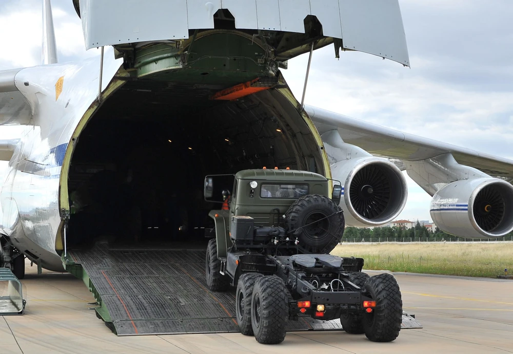 Máy bay vận tải Nga chở các bộ phận của hệ thống phòng không S-400 sau khi hạ cánh xuống căn cứ không quân ở Ankara, Thổ Nhĩ Kỳ ngày 12/7/2019. (Ảnh: AFP/TTXVN)