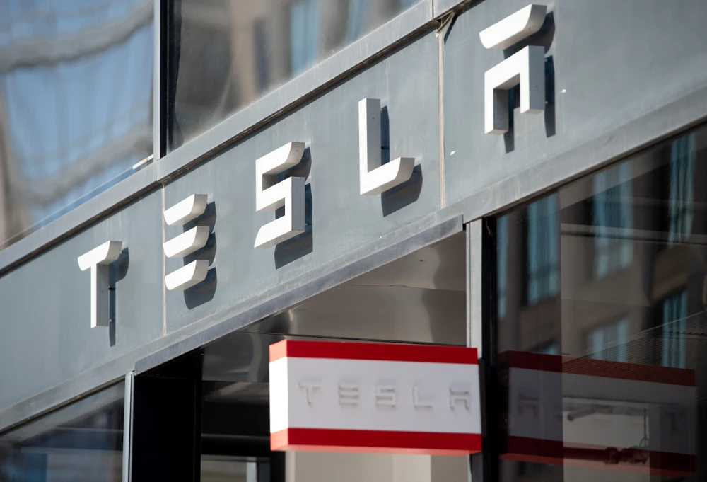 Biểu tượng Tesla tại cửa hàng ở Washington, DC, Mỹ. (Ảnh: AFP/ TTXVN)