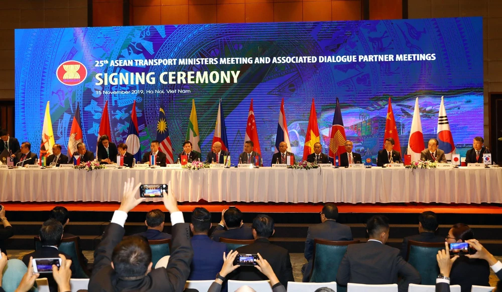 Các Bộ trưởng GTVT ASEAN và các đối tác ký kết hai nghị định thư quan trọng về hàng không giữa các nước ASEAN, và giữa ASEAN với các nước đối tác. (Ảnh: Huy Hùng/TTXVN)