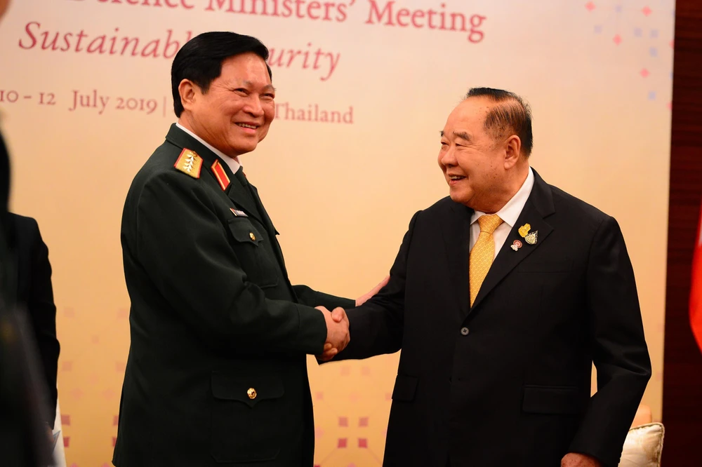 Bộ trưởng Quốc phòng Ngô Xuân Lịch hội đàm với Phó Thủ tướng, Bộ trưởng Quốc phòng Thái Lan Prawit Wongsuwan trong khuôn khổ Hội nghị Bộ trưởng Quốc phòng Hiệp hội các nước Đông Nam Á (ADMM) diễn ra tại Bangkok, Thái Lan ngày 10/7/2019. (Ảnh: Hữu Kiên/TTX
