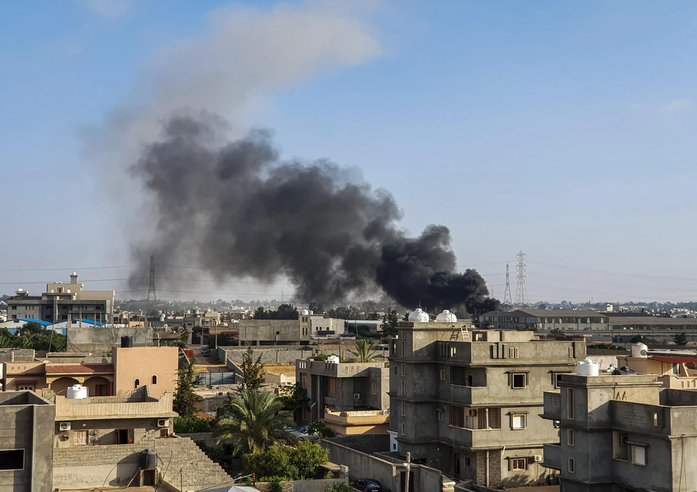 Khói bốc lên sau cuộc không kích do lực lượng Quân đội miền Đông (LNA) tự xưng tiến hành tại Tajoura, Tripoli ngày 29/6/2019. (Ảnh: AFP/TTXVN)