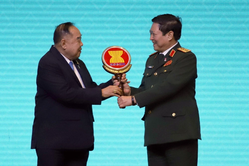 Đại tướng Ngô Xuân Lịch, Bộ trưởng Bộ Quốc phòng Việt Nam nhận biểu trưng vai trò Chủ tịch ADMM và ADMM+ 2020 từ Đại tướng Prawit Wongsuwan, Phó Thủ tướng Thái Lan. (Ảnh: Ngọc Quang-Hữu Kiên/TTXVN)