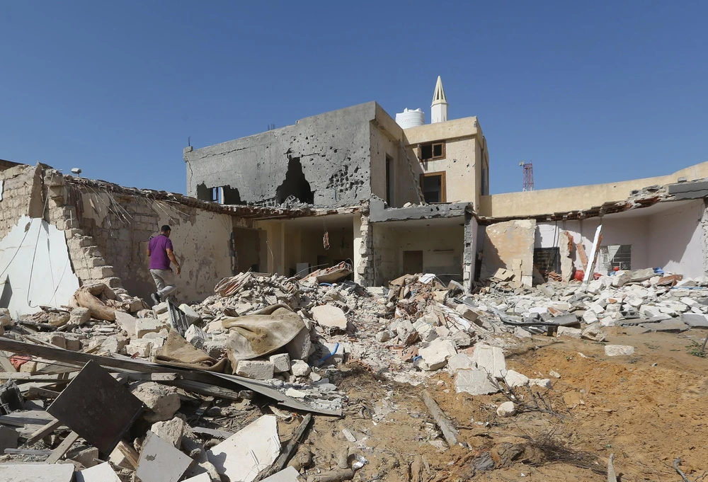 Hiện trường một vụ không kích tại khu vực ngoại ô Tripoli, Libya, ngày 14/10/2019. (Ảnh: AFP/TTXVN)