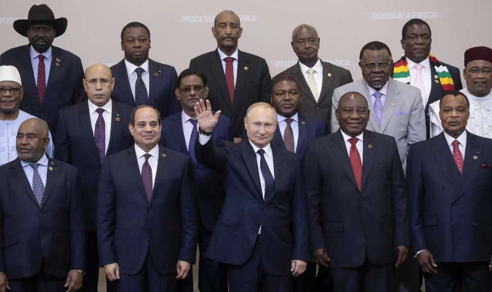 Tổng thống Nga Vladimir Putin (giữa, phía trước) và lãnh đạo các nước châu Phi tại Hội nghị cấp cao Nga-châu Phi lần thứ nhất ở Sochi ngày 24/10/2019. (Ảnh: AFP/TTXVN)