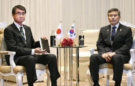 Bộ trưởng Quốc phòng Nhật Bản Taro Kono (trái) và Bộ trưởng Quốc phòng Hàn Quốc Jeong Kyeong-doo trong cuộc gặp tại Bangkok, Thái Lan, ngày 17/11/2019. (Ảnh: Kyodo/TTXVN)
