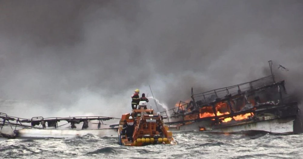 Lực lượng phòng vệ bờ biển Hàn Quốc nỗ lực dập lửa trên tàu cá bị cháy ở ngoài khơi phía đông đảo Jeju, ngày 19/11/2019. (Ảnh: YONHAP/TTXVN)