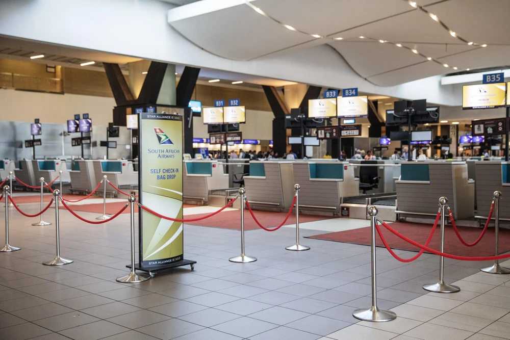 Cảnh vắng vẻ tại khu vực đăng ký của sân bay quốc tế O.R. Tambo ở Johannesburg ngày 15/11/2019, sau khi các nhân viên của hãng hàng không quốc gia Nam Phi South African Airways (SAA) đình công. (Ảnh: AFP/TTXVN)