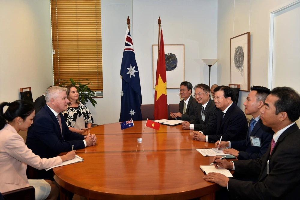 Phó Thủ tướng Trịnh Đình Dũng tiếp Phó Thủ tướng Australia Michael McCormack. (Ảnh: TTXVN phát)