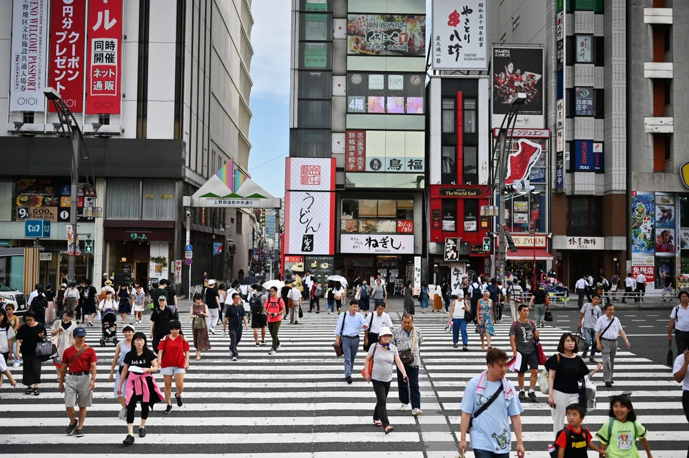 Người dân di chuyển trên đường phố tại Tokyo, Nhật Bản, ngày 8/8/2019. (Ảnh: AFP/TTXVN)
