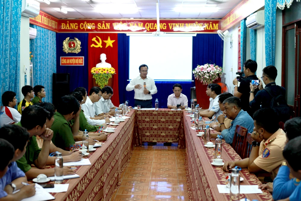 Phó Chủ tịch chuyên trách Ủy ban An toàn giao thông Quốc gia Khuất Việt Hùng chỉ đạo công tác khắc phục hậu quả của vụ tai nạn. (Ảnh: Phước Ngọc/TTXVN)