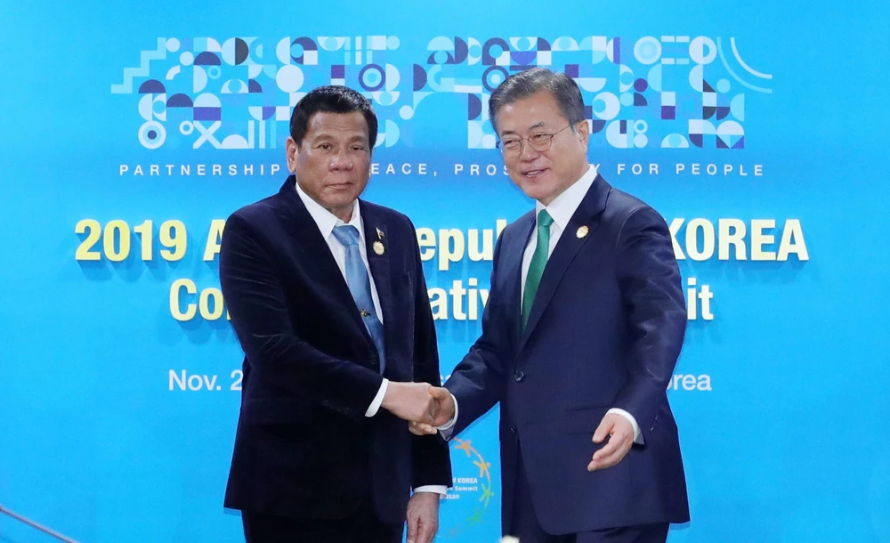 Tổng thống Hàn Quốc Moon Jae-in (phải) và người đồng cấp Philippines Rodrigo Duterte trong cuộc gặp bên lề Hội nghị cấp cao đặc biệt kỷ niệm 30 năm quan hệ đối thoại Hàn Quốc - ASEAN, ở Busan (Hàn Quốc), ngày 25/11/2019. (Ảnh: YONHAP/TTXVN)