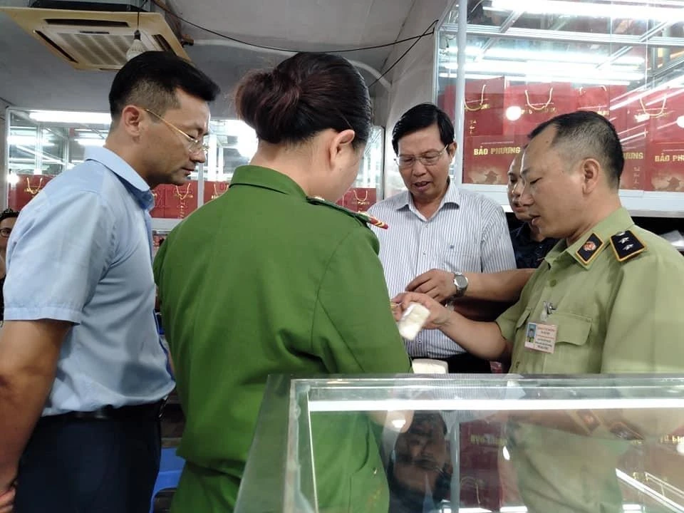 Đoàn kiểm tra liên ngành thành phố Hà Nội kiểm tra an toàn thực phẩm bánh Trung thu tại cơ sở sản xuất bánh Trung thu truyền thống Bảo Phương số 201A Thụy Khuê, quận Tây Hồ. (Ảnh: Tuyết Mai/TTXVN)