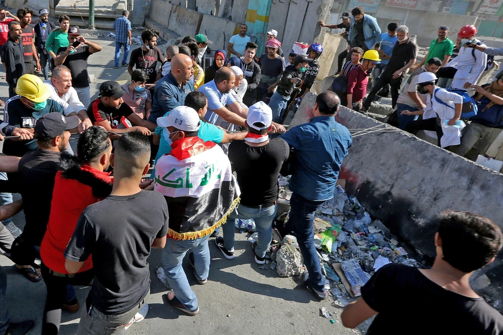 Người biểu tình tập trung tại thủ đô Baghdad, Iraq ngày 16/11/2019. (Ảnh: AFP/TTXVN)