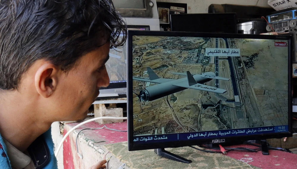 Người dân theo dõi thông tin trên truyền hình tại Sanaa về vụ tấn công của lực lượng Houthi ở Yemen nhằm vào sân bay quốc tế Abha ở tỉnh miền nam Saudi Arabia, ngày 2/7/2019. (Ảnh: THX/TTXVN)