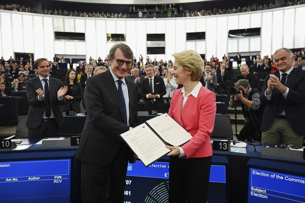 Chủ tịch Nghị viện châu Âu David-Maria Sassoli (trái) và Chủ tịch đắc cử EC Ursula von der Leyen sau phiên bỏ phiếu thông qua nhân sự EC tại Nghị viện châu Âu ở Strasbourg, miền đông nước Pháp, ngày 27/11/2019. (Ảnh: AFP/ TTXVN)