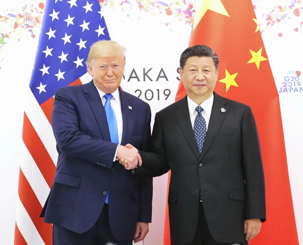 Tổng thống Mỹ Donald Trump (trái) trong cuộc gặp Chủ tịch Trung Quốc Tập Cận Bình tại Osaka, Nhật Bản ngày 29/6/2019. (Ảnh: THX/TTXVN)