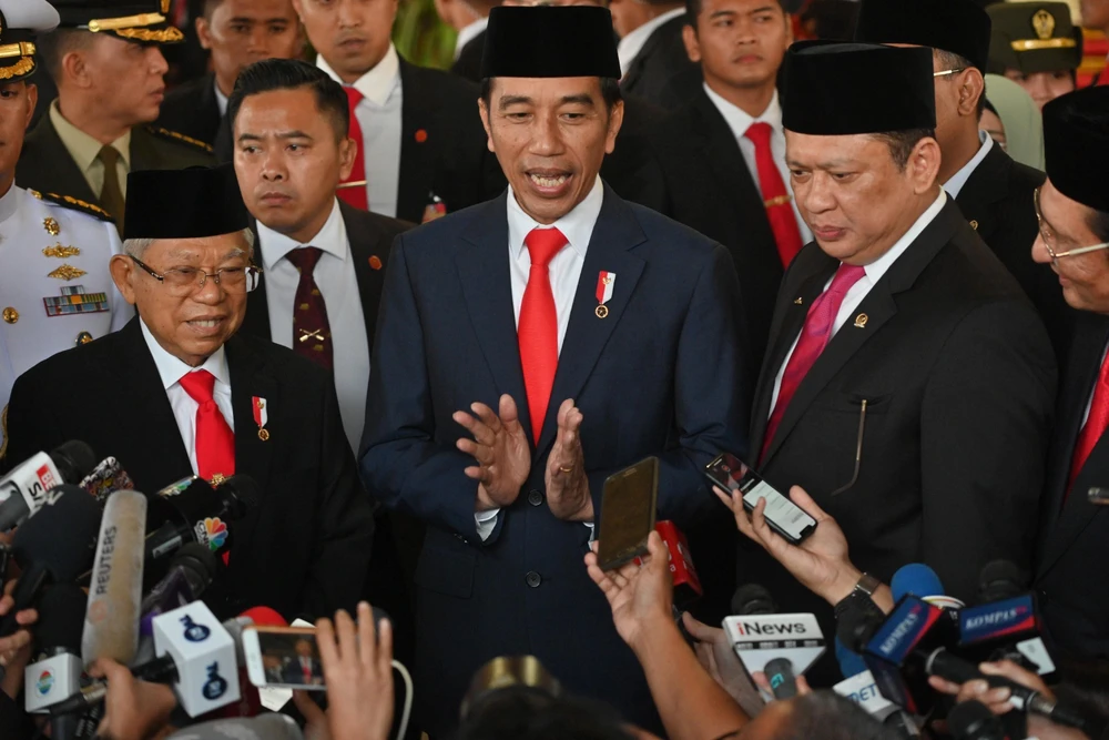 Tổng thống Indonesia Joko Widodo (giữa) phát biểu tại Jakarta, Indonesia, ngày 20/10/2019. (Ảnh: AFP/TTXVN)