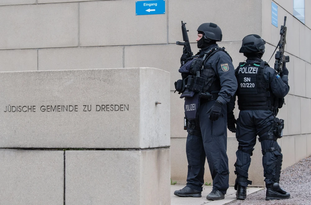 Cảnh sát gác tại khu vực Dresden, Đức, ngày 9/10/2019. (Ảnh: AFP/TTXVN)