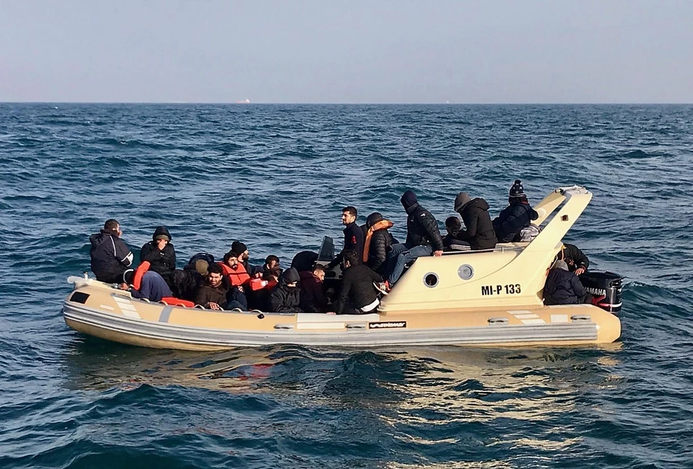 Lực lượng cứu hộ Anh chặn tàu chở người di cư từ Pháp băng qua eo biển Manche. (Ảnh: AFP/TTXVN)