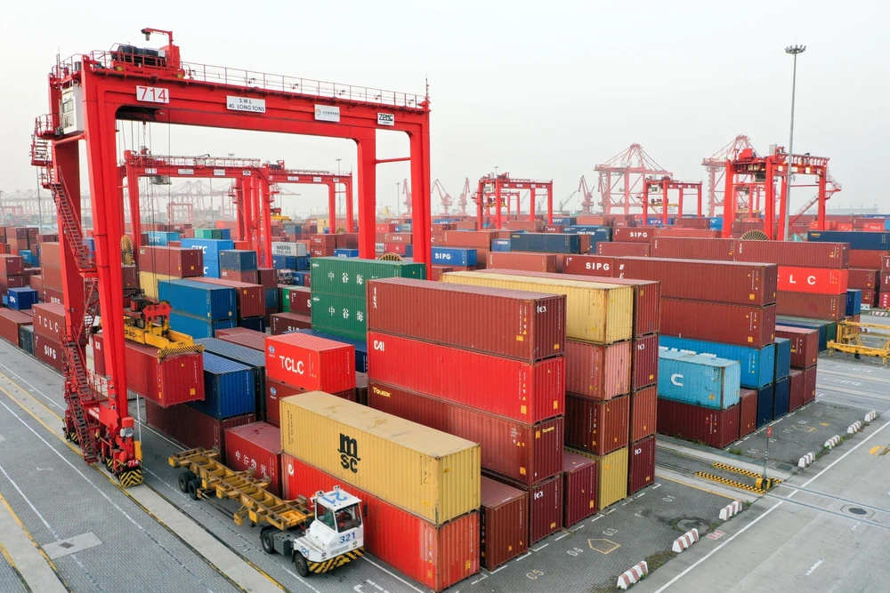 Container hàng hóa được xếp tại cảng ở Giang Tô, Trung Quốc, ngày 30/10/2019. (Ảnh: THX/TTXVN)