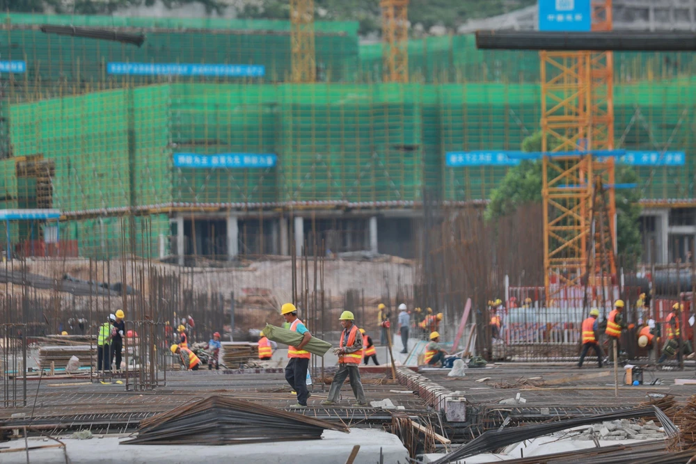 Công nhân làm việc tại một công trường xây dựng ở tỉnh Quý Châu, Trung Quốc. (Ảnh: THX/TTXVN)