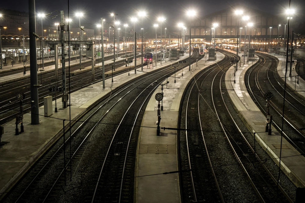 Các chuyến tàu bị hủy tại ga Gare du Nord ở Paris, Pháp ngày 5/12/2019. (Ảnh: AFP/TTXVN)