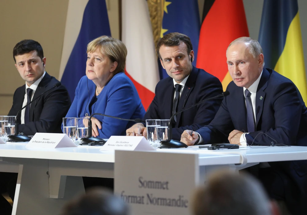 (Từ trái sang): Tổng thống Ukraine Volodymyr Zelensky, Thủ tướng Đức Angela Merkel, Tổng thống Pháp Emmanuel Macron và Tổng thống Nga Vladimir Putin trong cuộc họp báo sau Hội nghị thượng đỉnh Nhóm Bộ tứ Normandy tại Paris, Pháp, ngày 9/12/2019. (Ảnh: AFP