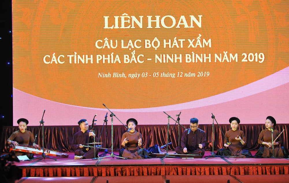 Tiết mục "Giăng sáng vườn chè" do các nghệ sỹ Trung tâm Âm nhạc truyền thống Thăng Long, Hà Nội biểu diễn tại Liên hoan câu lạc bộ hát Xẩm các tỉnh khu vực phía Bắc. (Ảnh: Minh Đức/TTXVN)