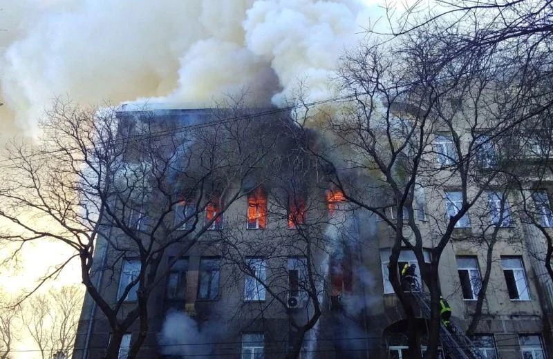 Khói lửa bốc lên từ trường Đại học Kinh tế - luật và Nhà hàng khách sạn Odessa ở tỉnh Odessa, miền Nam Ukraine trong vụ hỏa hoạn ngày 4/12/2019. (Ảnh: Kyiv Post/TTXVN)