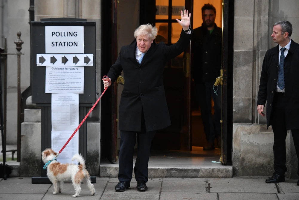 Thủ tướng Anh Boris Johnson tới một địa điểm bỏ phiếu ở London, Anh, ngày 12/12/2019. (Ảnh: AFP/TTXVN)